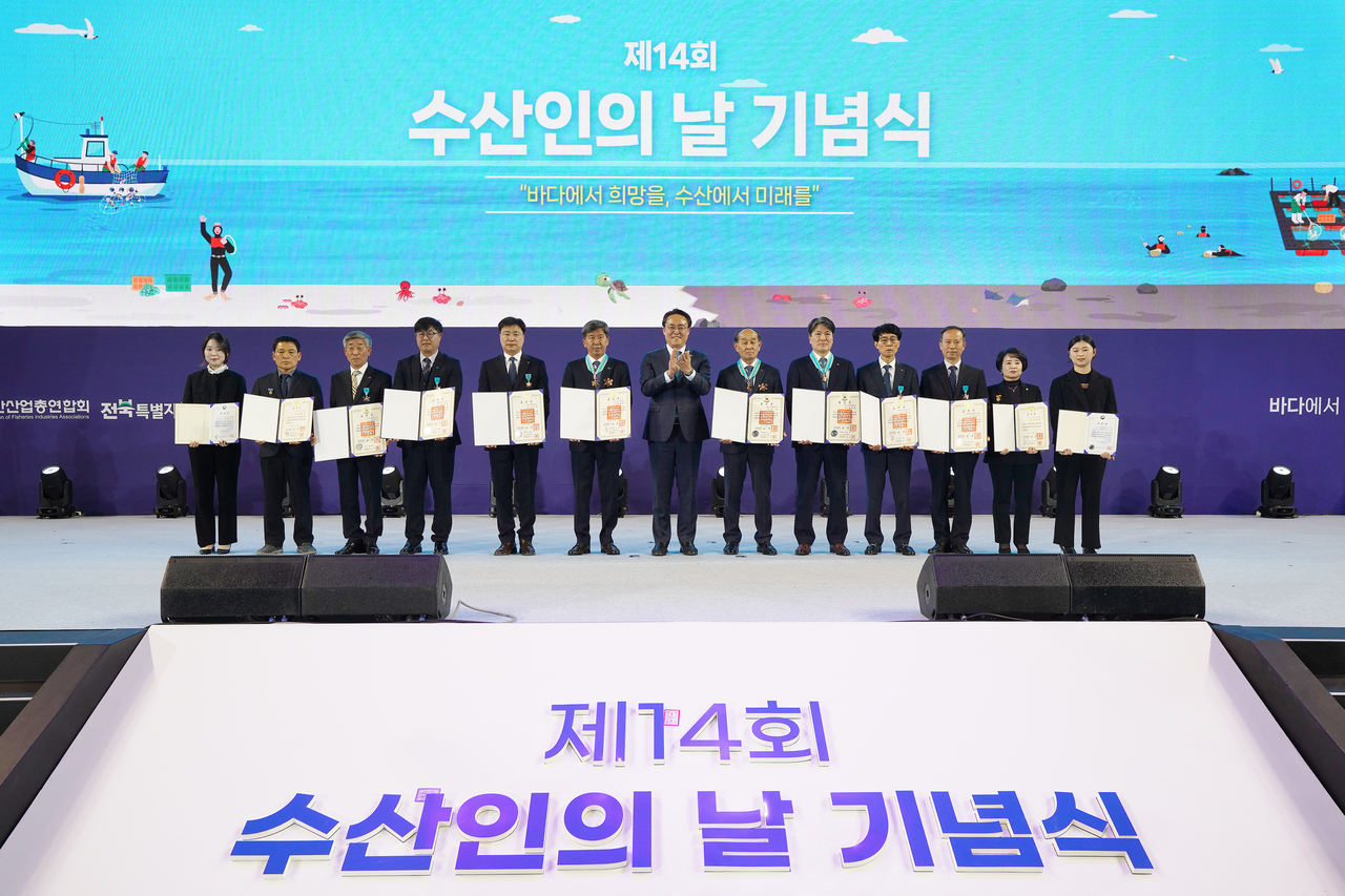강도형 해양수산부 장관이 지난 4월 1일 전북 고창군에서 열린 제14회 수산인의 날 기념식에서 참석자들과 기념 촬영하고 있다. [해양수산부 제공]