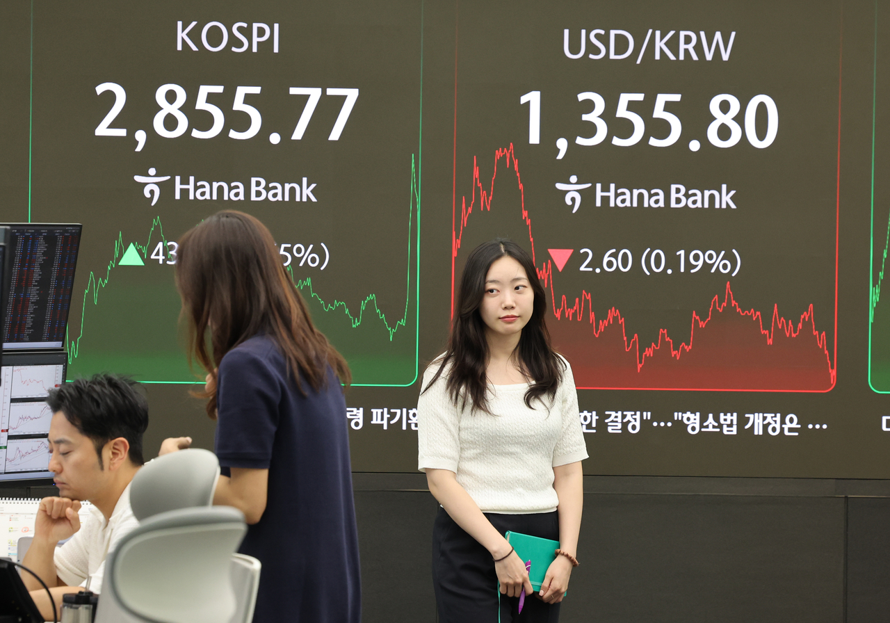 9일 서울 중구 하나은행 딜링룸에서 딜러들이 대화하고 있다. 이날 코스피　종가는 전 거래일 대비 43.72포인트(1.55%) 오른 2,855.77로 집계됐다. 지난 2일부터 4거래일 연속 상승이다. [연합]