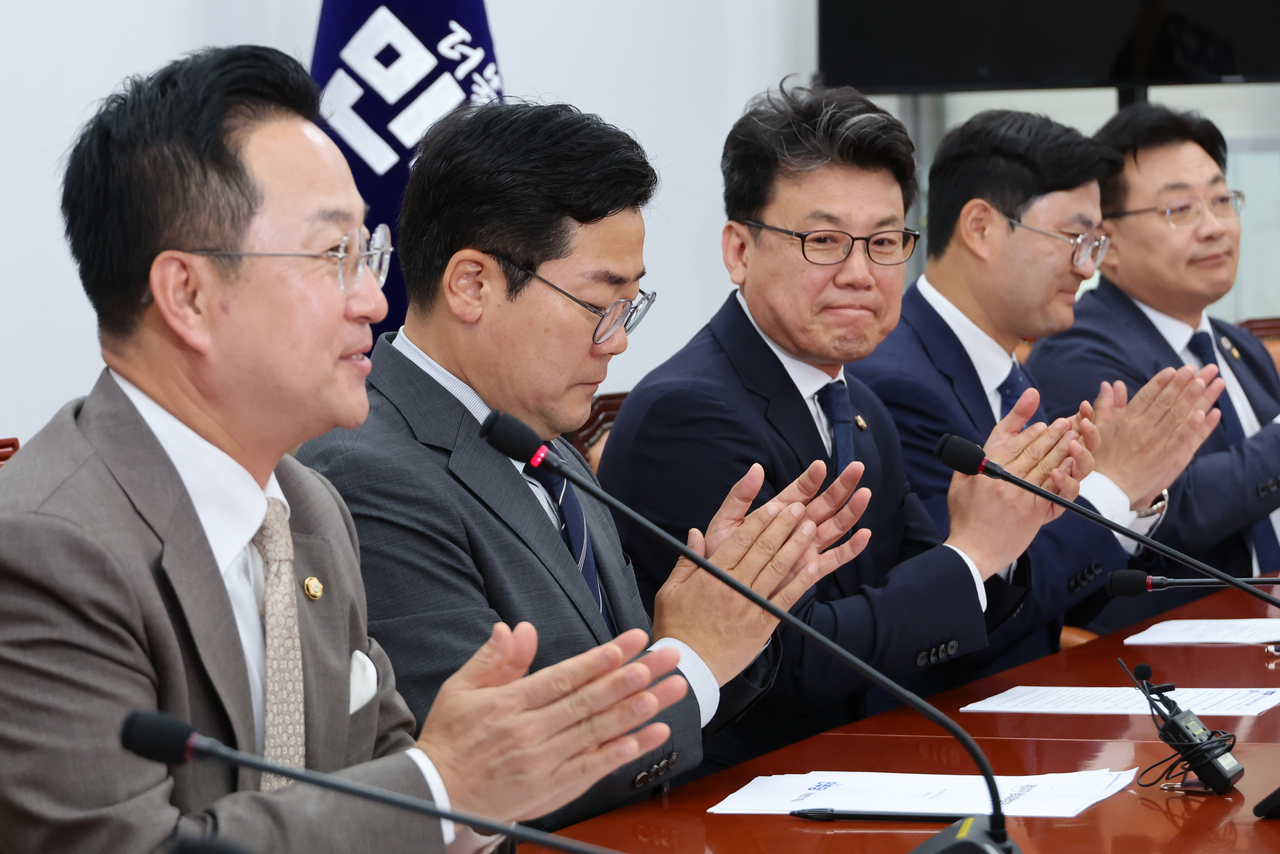 박찬대 더불어민주당 대표 직무대행 겸 원내대표와 진성준 정책위의장을 비롯한 원내지도부가 10일 서울 여의도 국회에서 현 원내지도부의 마지막 원내대책회의를 시작하며 박수를 치고 있다.  [연합]