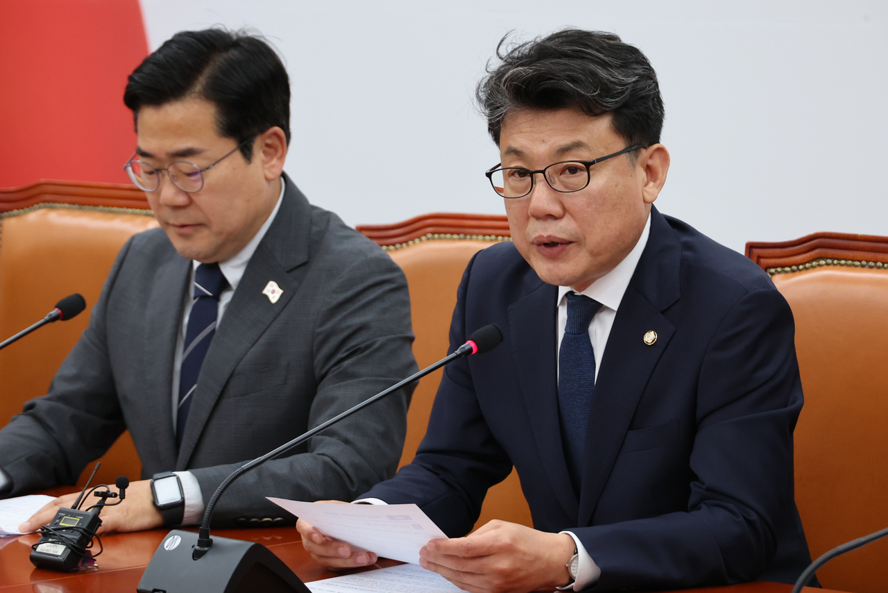 진성준(오른쪽) 더불어해외 실시간 토토사이트당 정책위의장이 10일 서울 여의도 국회에서 열린 원내대책회의에서 발언하고 있다. [연합]