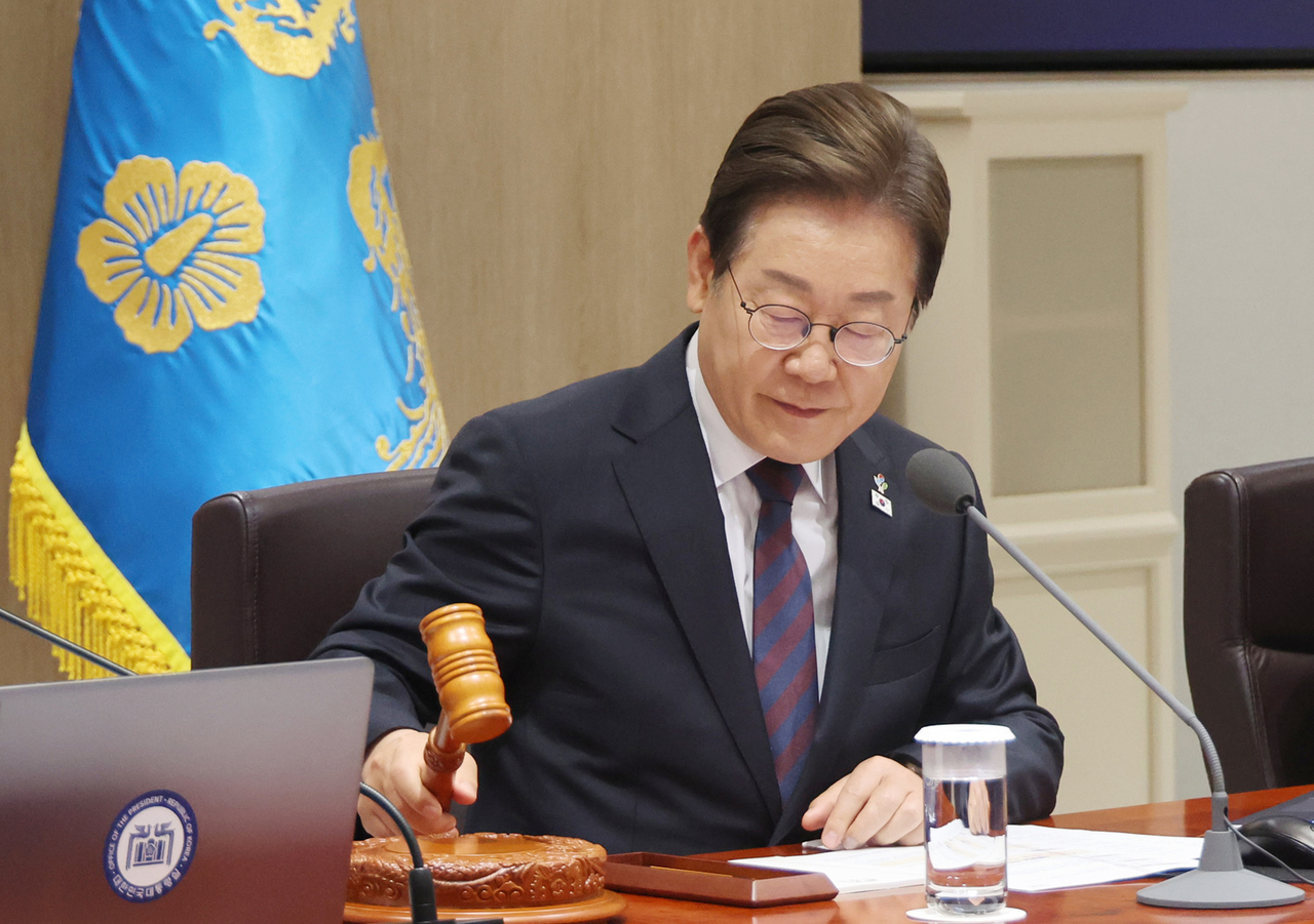 이재명 팔로우 토토이 10일 서울 용산 팔로우 토토실에서 국무회의를 개회하며 의사봉을 두드리고 있다. [연합]