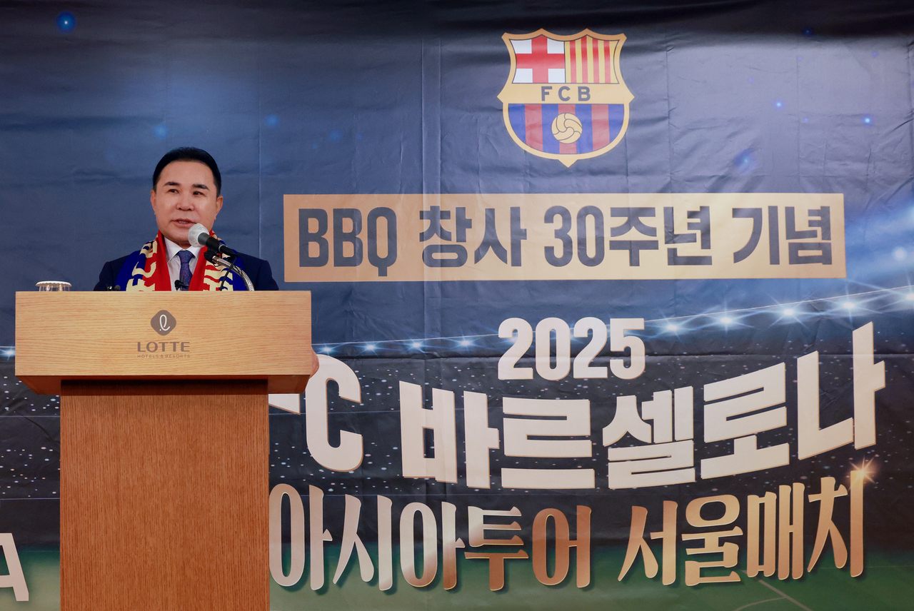 윤홍근 제너시스토토사이트 가입 불법 그룹 회장이 10일 서울 중구 롯데호텔에서 토토사이트 가입 불법 창사 30주년 기념 스페인 프로축구 FC바르셀로나 초청 경기 계획을 발표하고 있다. [연합]