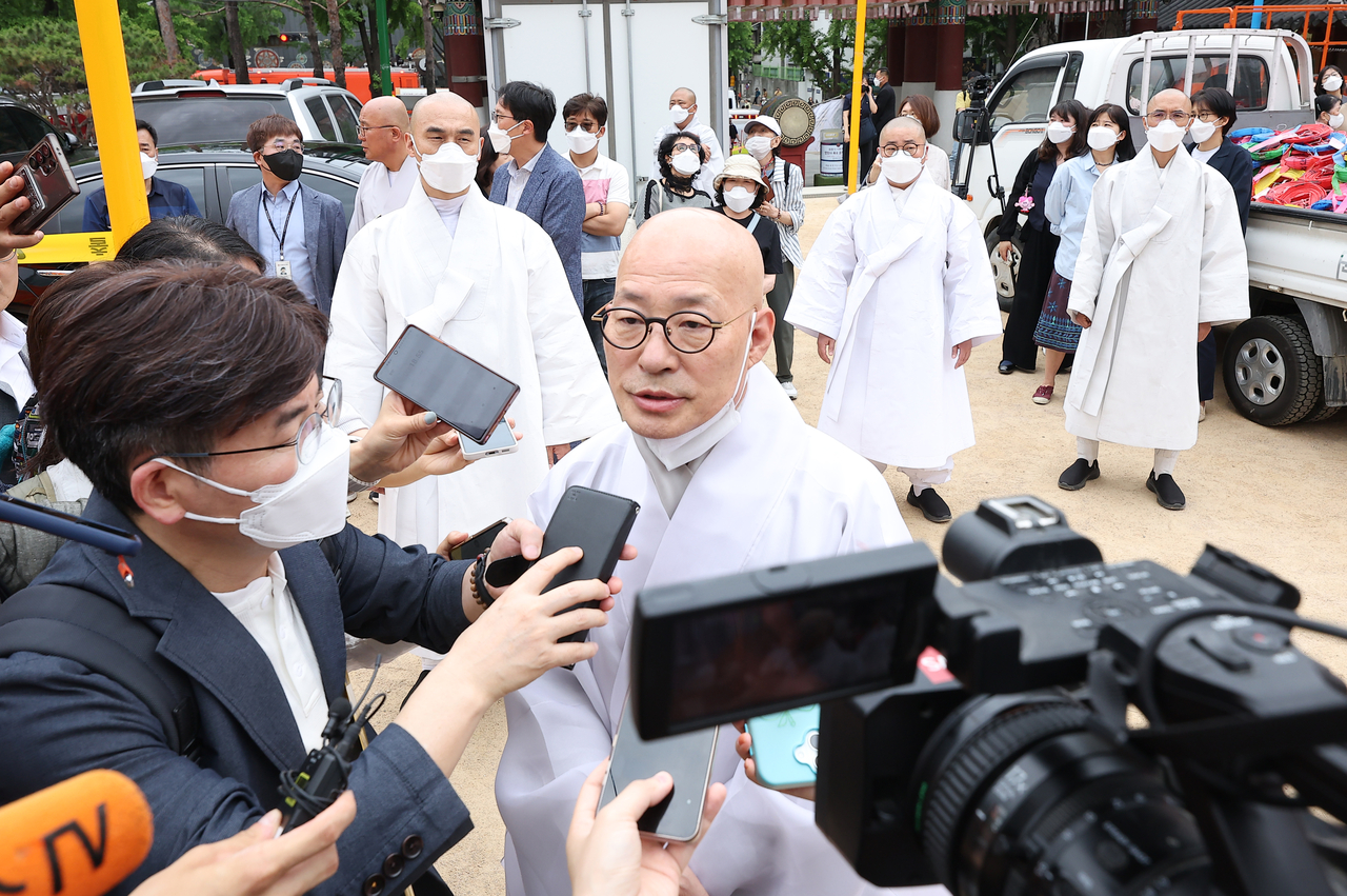 10일 서울 종로구 조계사 옆 한국불교역사문화기념관 국제회의장에서 토토사이트 로그인가 발생한 가운데 대한불교조계종 총무원장 진우스님이 취재진 앞에서 토토사이트 로그인 관련 발언을 하고 있다. [연합]