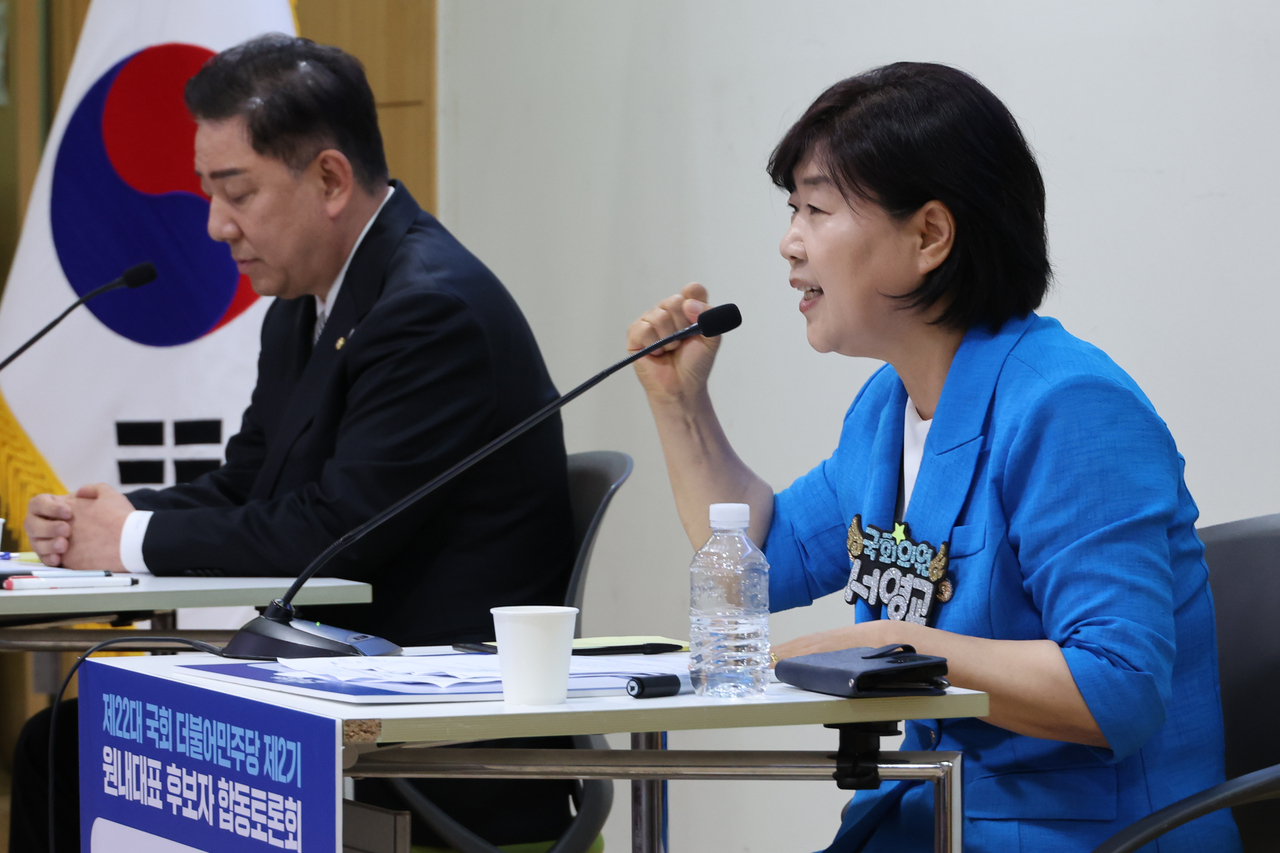 10일 서울 여의도 국회 의원회관에서 열린 더불어민주당 제22대 국회 2기 원내3x3 토토사이트 후보 합동 토론회에서 서영교 후보가 기조발언을 하고 있다. 왼쪽은 김병기 후보.[연합]