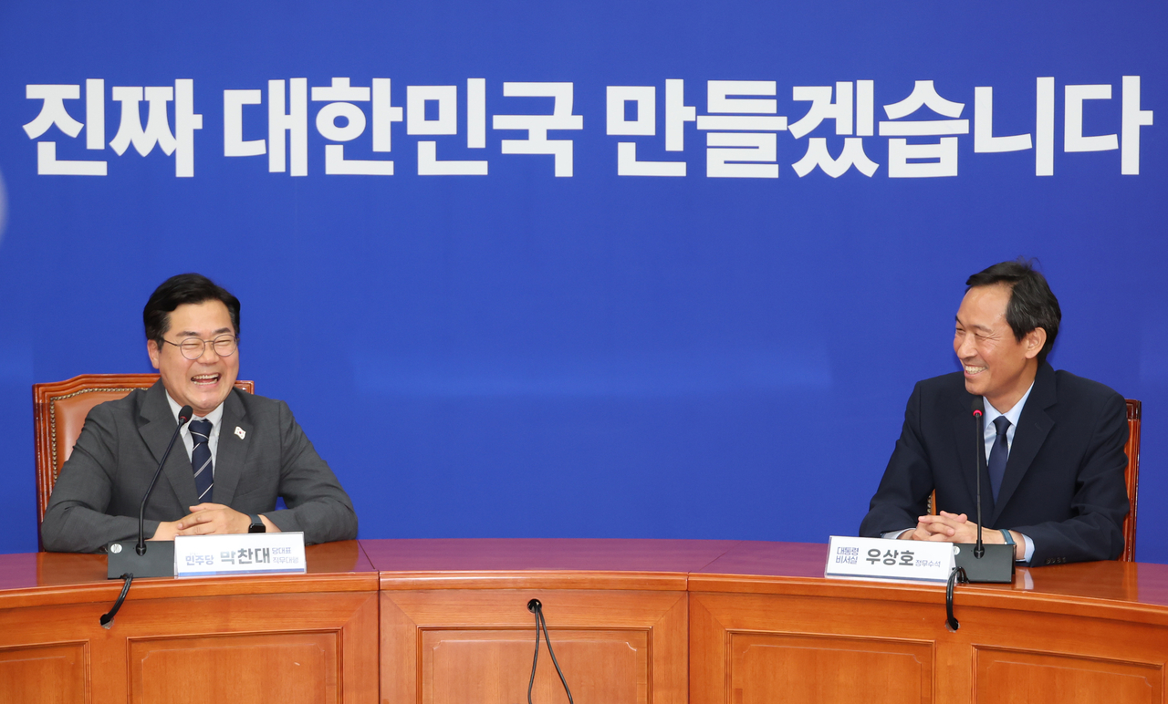 박찬대 더불어민주당 대표 직무대행 겸 원내대표와 우상호 샬롬토토실 정무수석(오른쪽)이 10일 서울 여의도 국회에서 만나 대화하고 있다. [연합]