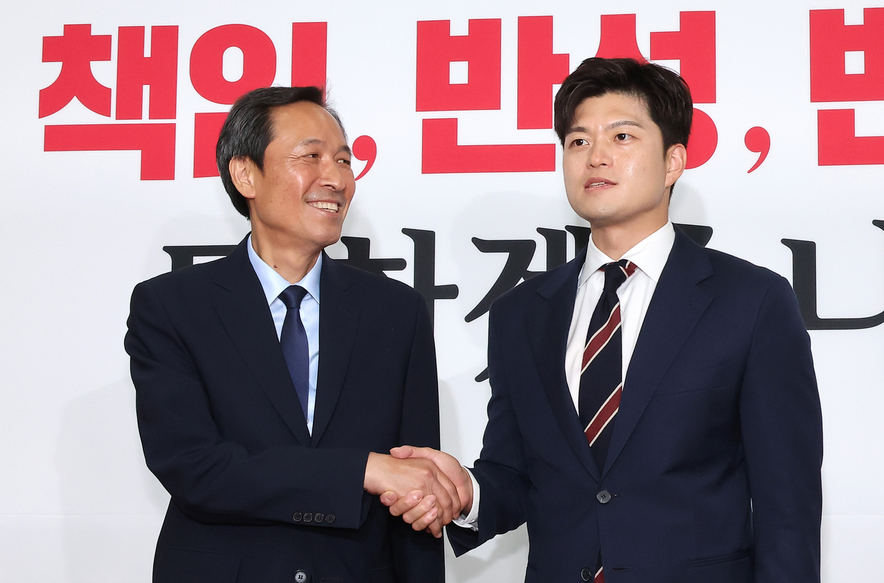 토토사이트 대공원 국민의힘 비상대책위원장(오른쪽)과 대통령실 우상호 정무수석이 10일 국회에서 만나 인사하고 있다. [연합]