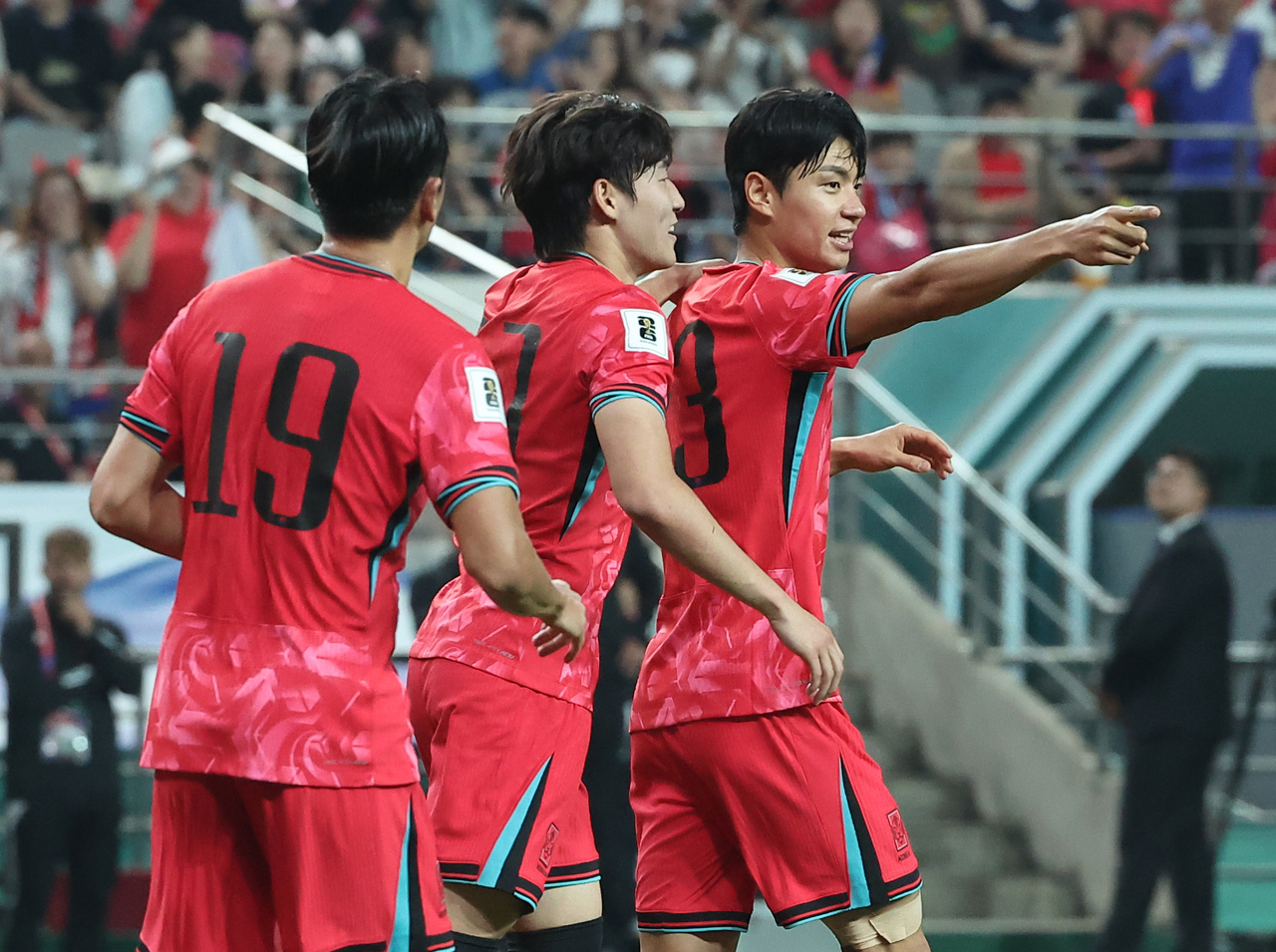전진우(오른쪽)가 10일 서울월드컵경기장에서 열린 2026 북중미 월드컵 아시아 3차 예선 최종전에서 선제골을 터뜨린 뒤 기뻐하고 있다.  [연합]