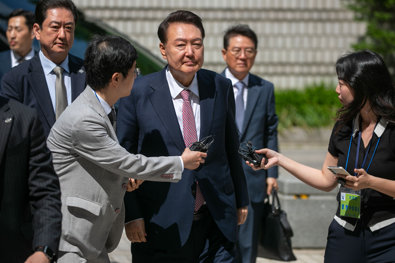 윤석열 전 대통령이 9일 오전 서울 서초구 서울중앙지방법원에서 열린 내란 우두머리 혐의 사건 6차 공판에 출석하고 있다. [사진공동취재단]