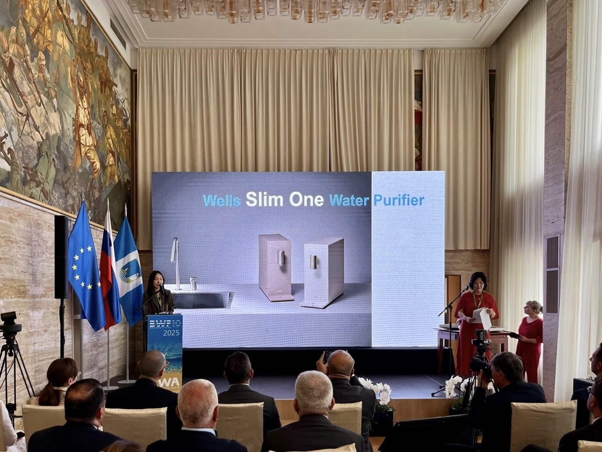 지난 4~5일 진행된 도라에몽토토 최대 물포럼 ‘2025 블레드 워터 페스티벌(Bled Water Festival 2025)’ 현장에서 관계자들이 직수정수기 ‘슬림원’을 소개하고 있다. [교원웰스 제공]