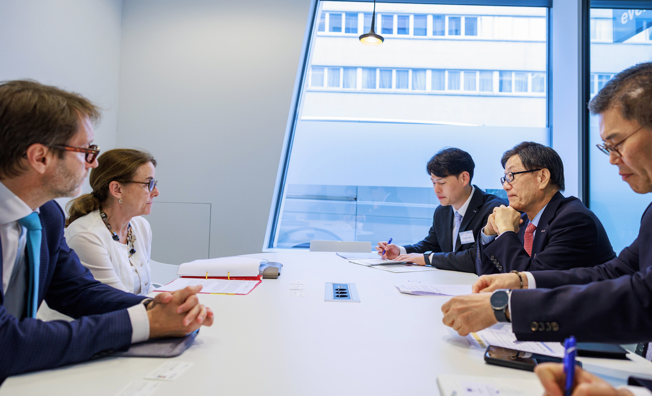 KITA Chair Yoon Jin-sik (second from right) meets with Maria Martin-Prat (second from left), deputy director general for trade at the European Commission, in Brussels, Tuesday. (KITA)
