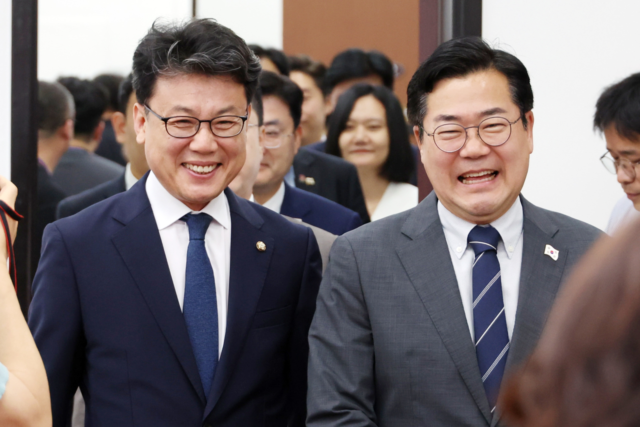 Park Chan-dae (right), acting leader of the ruling Democratic Party, and Jin Sung-joon, the DP's chief policymaker, attend the last meeting of the current floor leadership at the National Assembly in Seoul on Tuesday. (Yonhap)