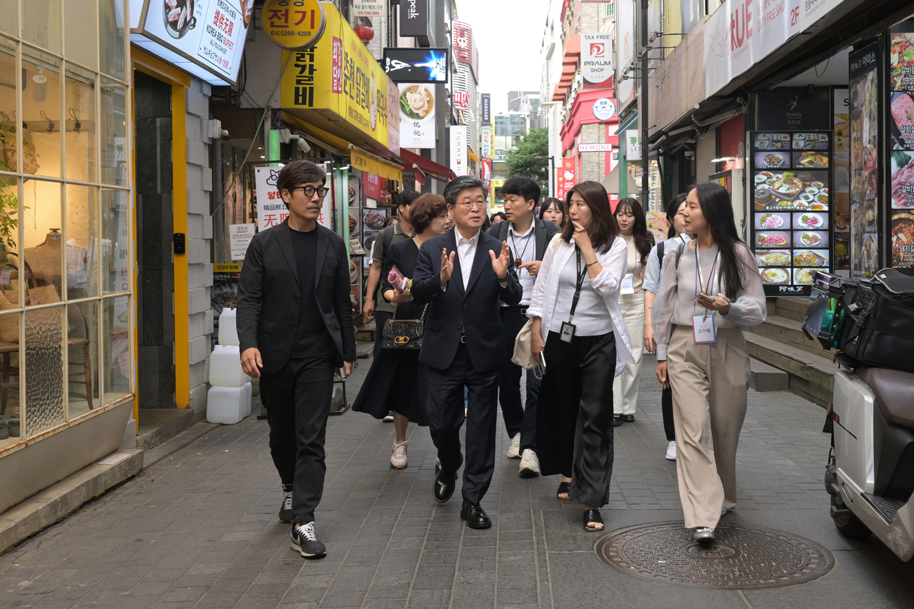김길성 히어로토토청장이 명동 거리를 걷고 있다. [히어로토토청 제공]