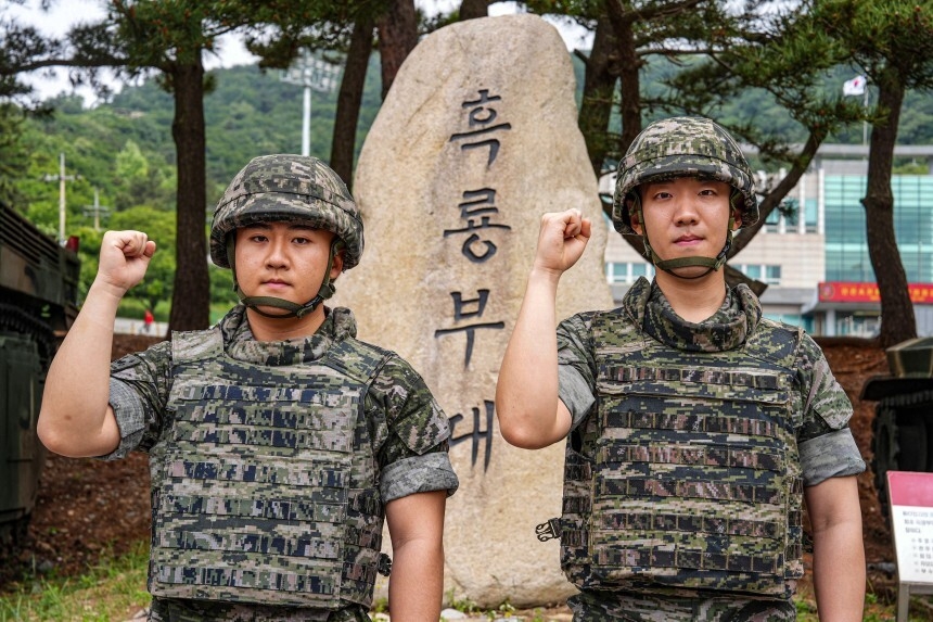 방공대대 소속 권율(21) 병장(왼쪽)과 이찬형(20) 일병. [해병대 제6여단]