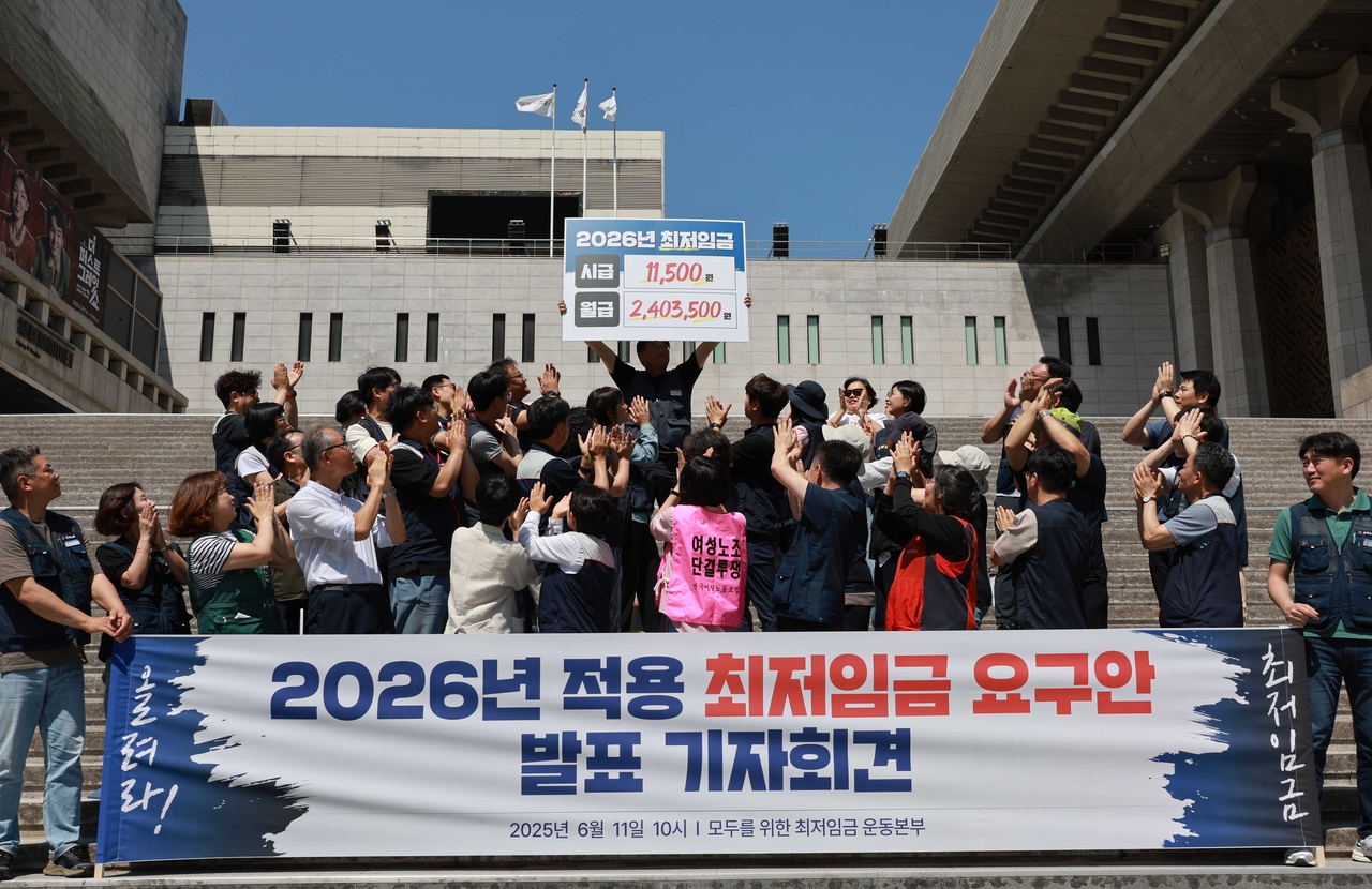 Representatives of labor and civic groups hold a news conference in Seoul on ㅉWednesday, to announce their minimum wage demand for next year. (Yonhap)