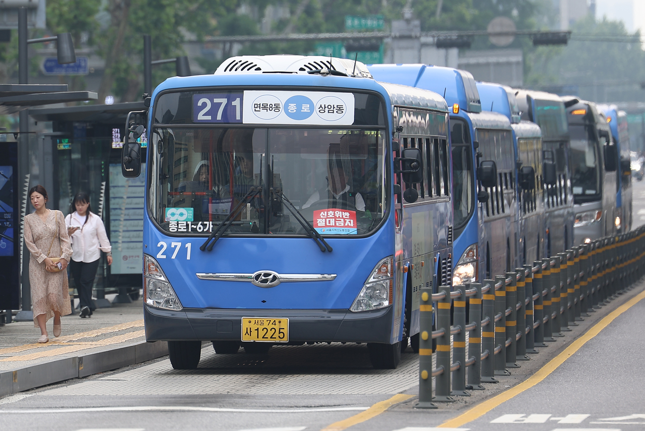 City buses are seen lined up at a bus station in Jongno-gu, central Seoul, on May 28. (Yonhap)