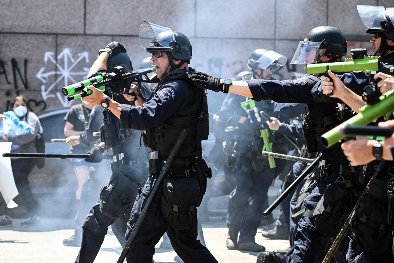 Law enforcement officers aim less-lethal munitions at protesters during clashes outside the Federal Building as protests continue in response to federal immigration operations in Los Angeles on Tuesday. AFP-Yonhap