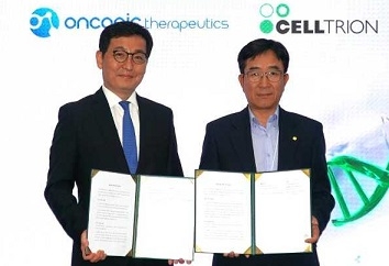 11일 인천 송도 셀트리온 본사에서 김존 토토사이트 fa테라퓨틱스 대표(왼쪽)와 권기성 셀트리온 수석부사장이 공동 연구개발 계약을 체결하고 있다.