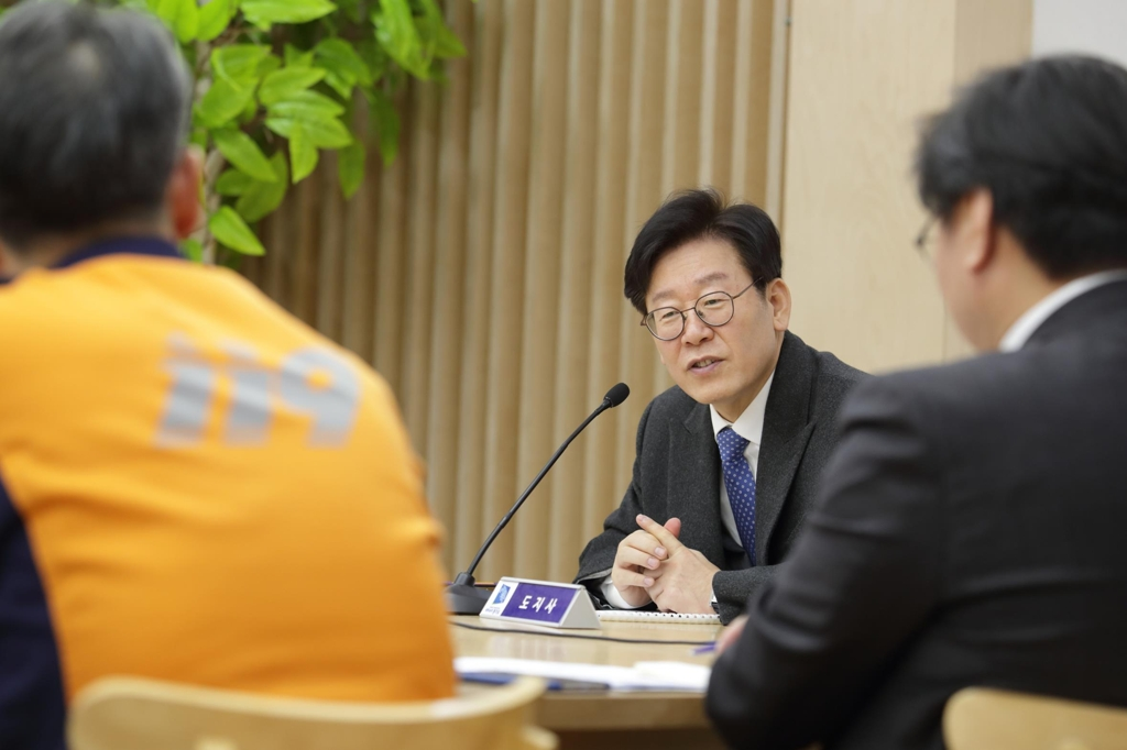 이재명 대통령은 2018년 경기지사 당시 ‘생애최초 청년국민토토사이트 은행 조회 사업’을 추진하려고 했으나 보건복지부의 반대에 포기했다. 만 18세가 되는 청년이라면 누구나 국민토토사이트 은행 조회에 가입되도록 첫 보험료 1개월 치(9만원)를 도가 대신 납부해 줘 가입 기간을 늘리는 복지 사업이었다. [경기도]