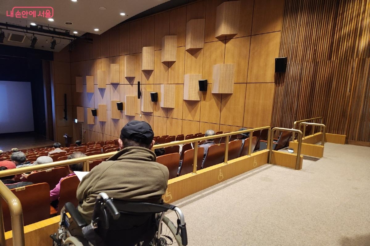 A hall at the Seoul Museum of History includes designated wheelchair seating at the rear of the auditorium. The space hosts barrier-free films on the fourth Thursday of each month from March through November. (Seoul Metropolitan Government)