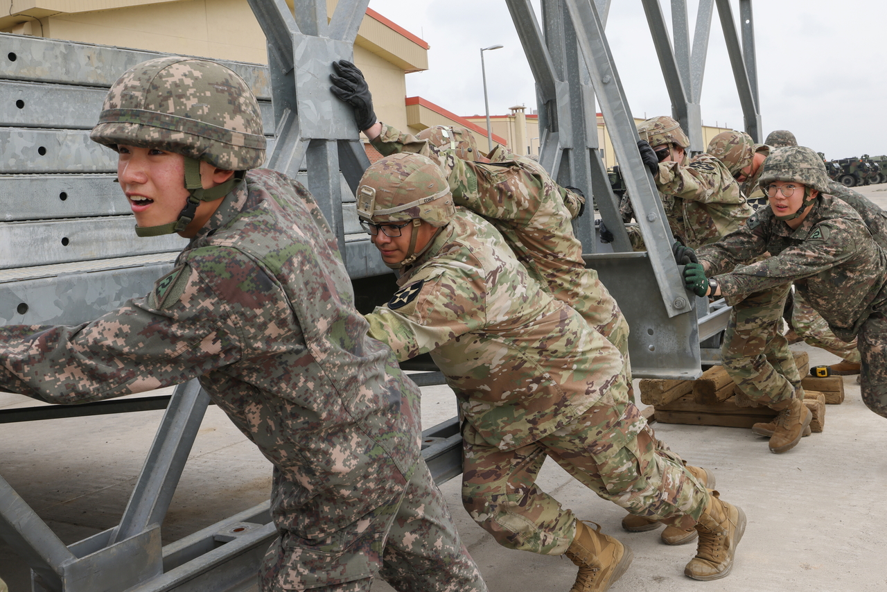 South Korean and US troops install a Line of Communication Bridge during joint drills at Camp Humphreys in Pyeongtaek, about 60 kilometers south of Seoul, in this photo provided by the Army on Wednesday. (Yonhap)