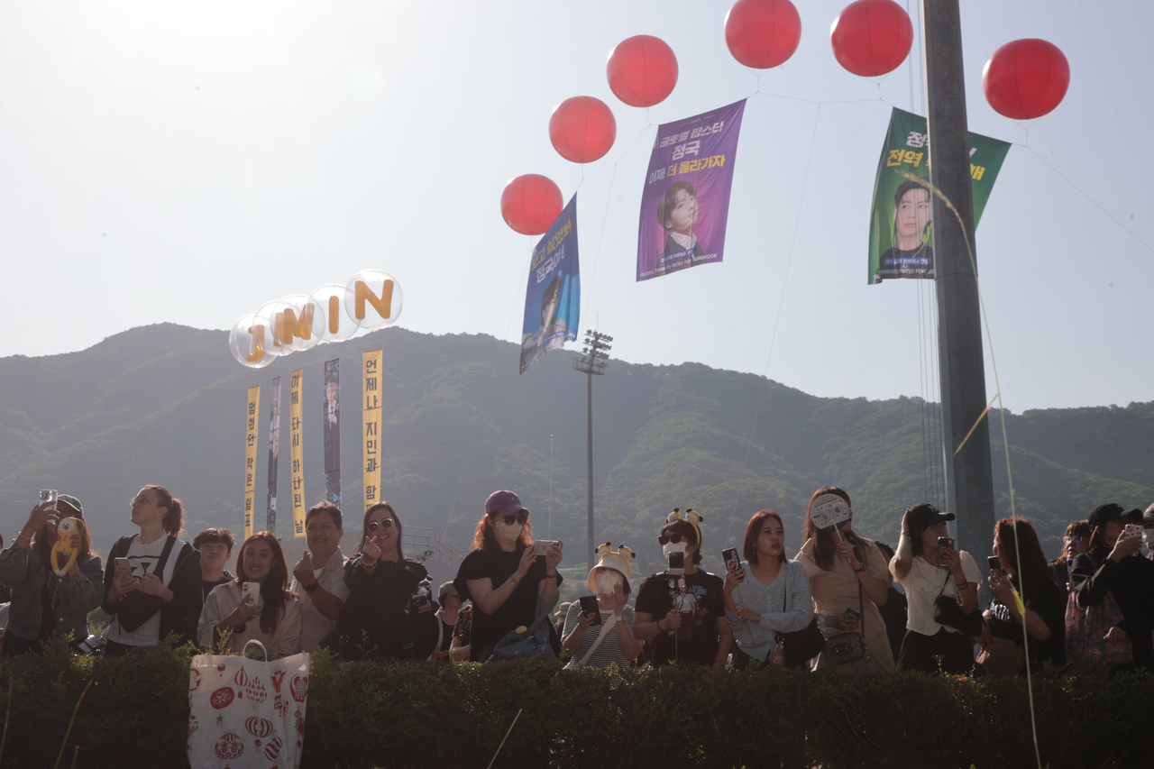 Army, or BTS fans, smile as they wait for Jimin and Jungkook to be discharged from the military at Yeoncheon Public Stadium in Yeoncheon, Gyeonggi Province, Wednesday. (Yonhap)