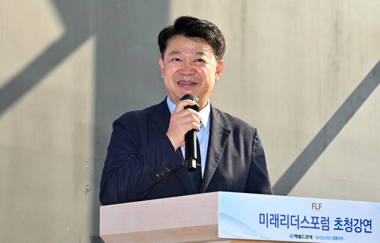 토토사이트 동화 코드경제와 법무법인 대륙아주가 공동주최하는 미래리더스포럼 6월 초청강연이 11일 오전 서울 중구 앰배서더 서울 풀만 호텔에서 열린 가운데 복기왕 더불어민주당 의원이 연사로 참석해 강연을 하고 있다. 임세준 기자
