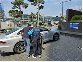 장애인이 바우처레고토토에 탑승하고 있다. [서울시 제공]