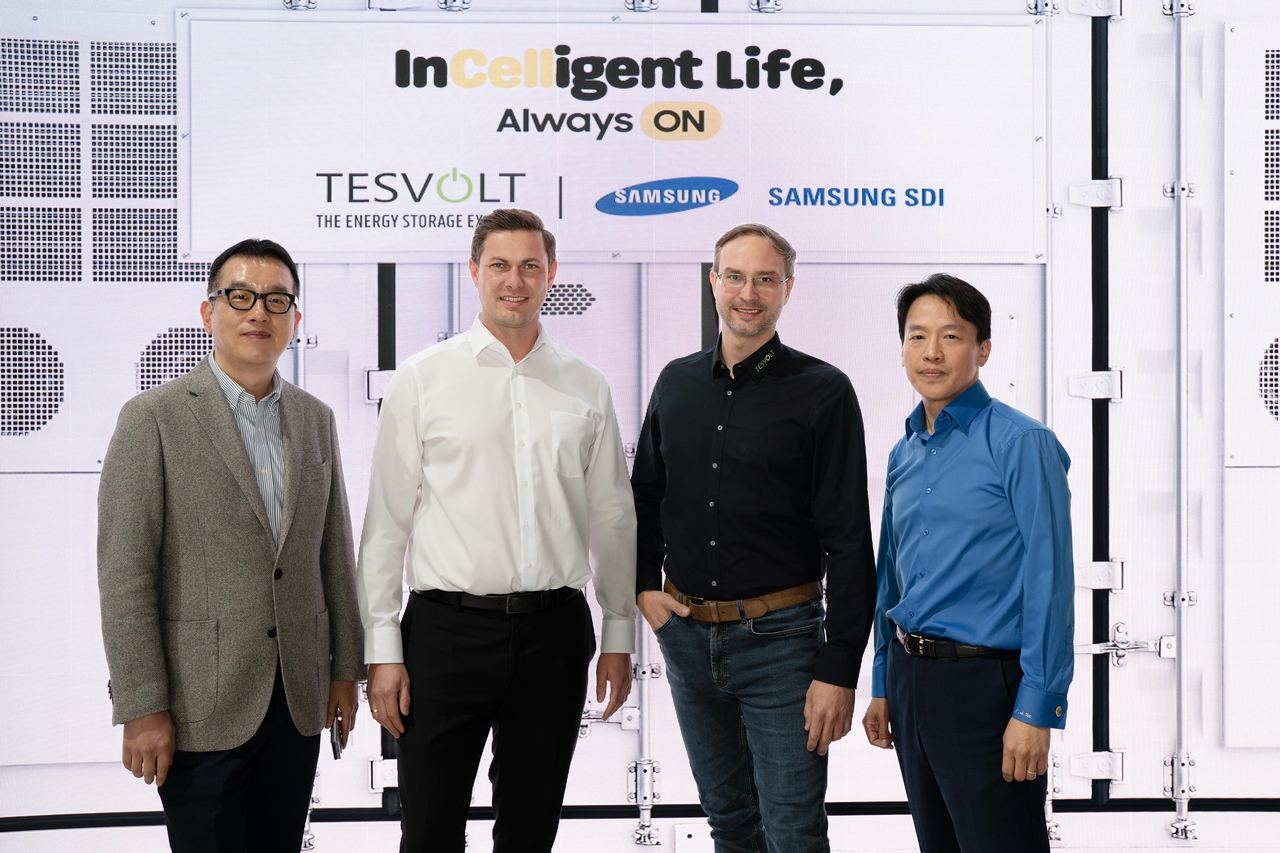 From left: Kim Hyun-wook, head of Samsung SDI’s ESS sales group; Simon Schandert, CTO of Tesvolt; Daniel Hannemann, CEO of Tesvolt; and Lee Jong-suk, head of Samsung SDI’s Europe subsidiary, pose for a photo at Samsung SDI’s booth at InterBattery Europe 2025 in Munich, Germany, in May. (Samsung SDI)