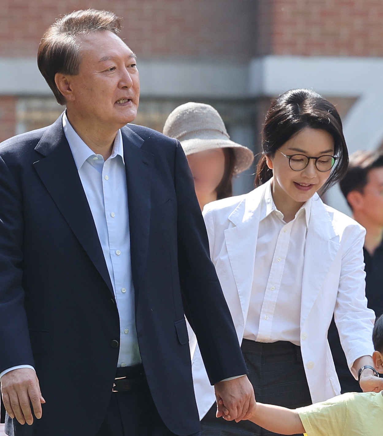 Ex-President Yoon Suk Yeol (left) and his wife Kim Keon Hee enter a polling station for the presidential election in Seocho-gu, southern Seoul, June 3. (Yonhap)