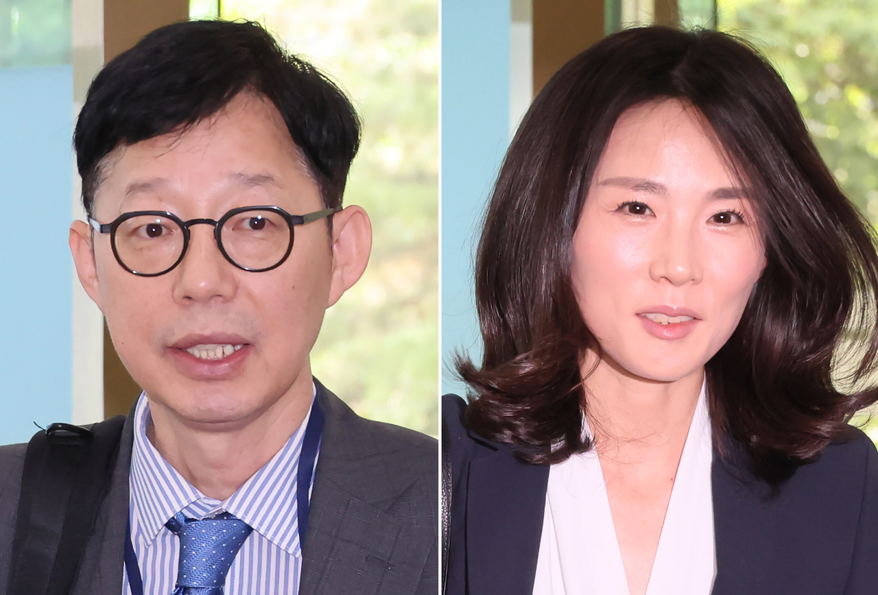 Park Yoon-joo (left), the newly appointed first vice foreign minister, and Kim Jina, the newly appointed second vice foreign minister, arrive for their first day at the Foreign Ministry building on Wednesday. (Yonhap)