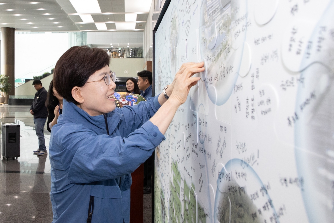최연혜 한국가스공사 사장이 10일 대구 동구 본사에서 토토사이트 has jinju퍼즐맞추기를 하고 있다. [한국가스공사 제공]