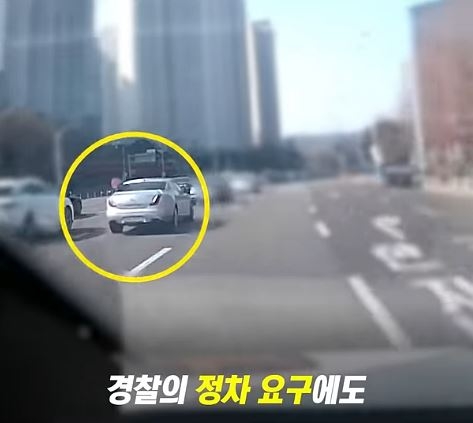 지난 3월 수면내시경 직후 차를 몰다가 사고를 낸 60대 남성 A씨가 차량을 토토사이트 썸하는 모습. [경기남부경찰청 제공]