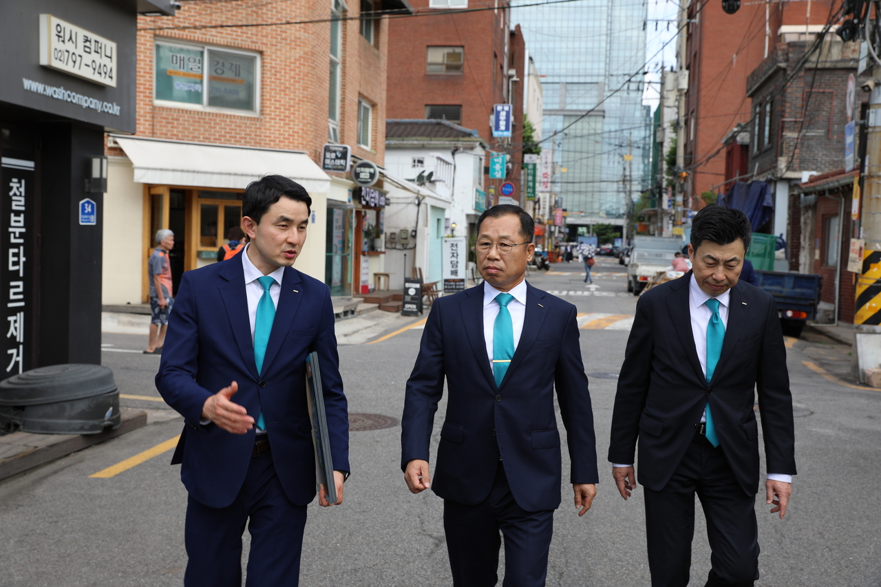 정희민 번화가 토토사이트 사장과 임직원들이 용산 정비창 전면1구역 현장을 직접 둘러보고 있다.[번화가 토토사이트 제공]