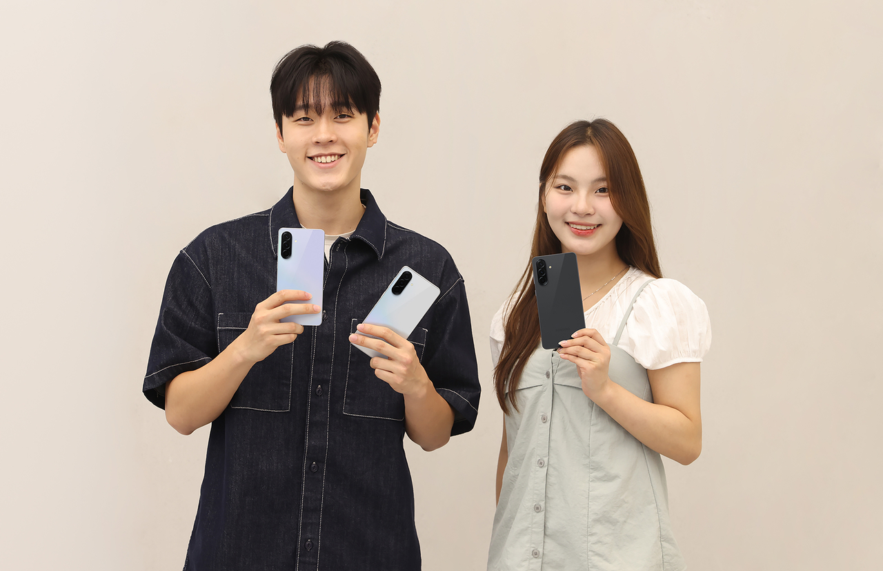 삼성전자 모델들이 새롭게 출시한 ‘해외 토토사이트 순의 A36 5G’를 소개하는 모습. [삼성전자 제공]