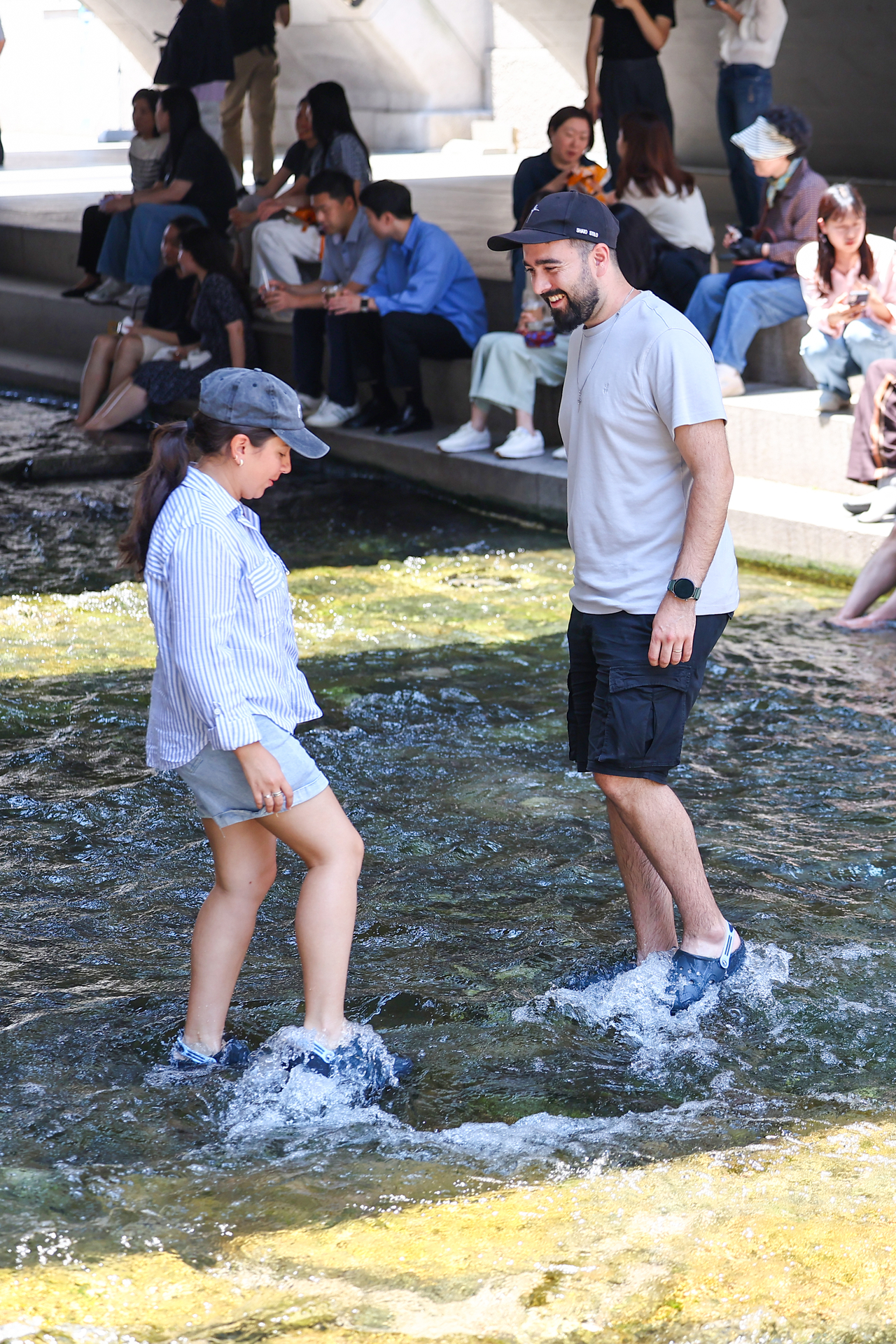 Visitors at Cheonggyecheon’s newly opened upper section in central Seoul on Wednesday. (Yonhap)