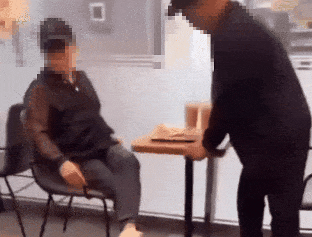 카페에서 한 토토사이트 슈퍼맨이 다른 테이블에 있던 여성 손님을 향해 음료를 집어 던지는 모습이 온라인 상에 확산되고 있다. [X 캡처]