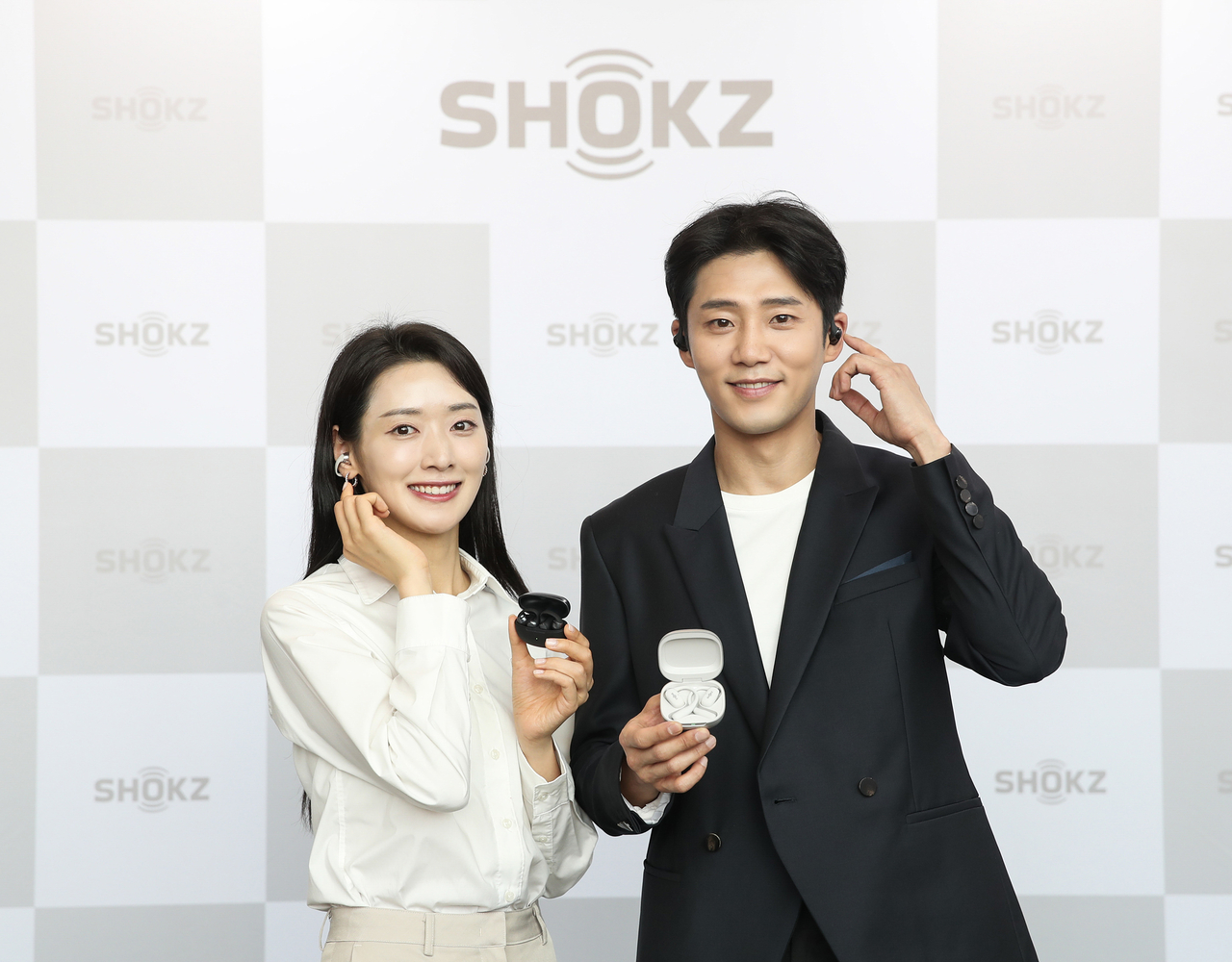 샥즈의 ‘오픈닷 원’과 ‘오픈핏 2+’를 모델이 착용한 모습. [샥즈 제공]