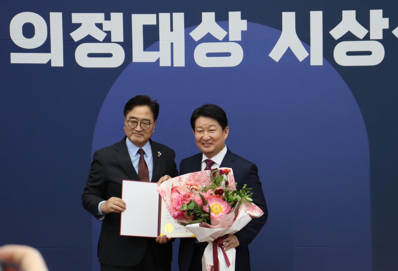 권영진 국회ayo 토토사이트(오른쪽)이 우원식 국회의장과 함께 의정대상 여야협치우수ayo 토토사이트 수상 기념촬영을 하고 있다.[권영진 ayo 토토사이트실 제공]