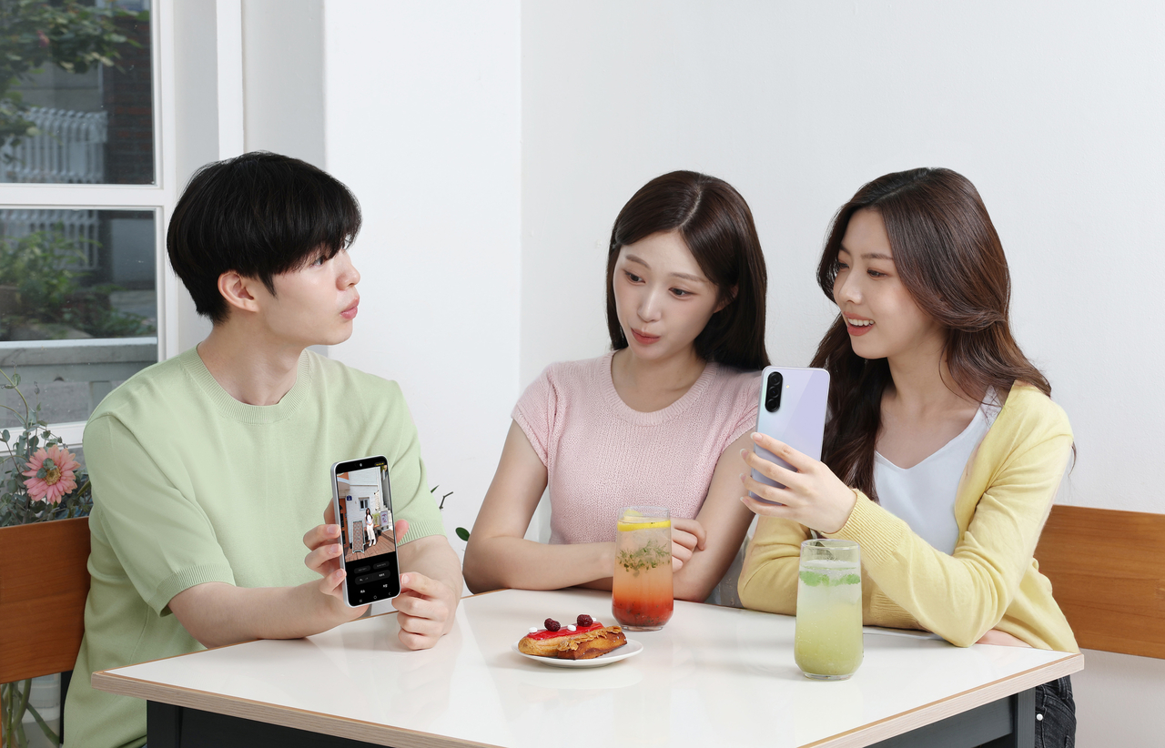 삼성전자 모델들이 ‘해외 토토사이트 순의 A36 5G’로 촬영한 사진을 ‘AI 지우개’ 기능으로 보정하는 모습. [삼성전자 제공]