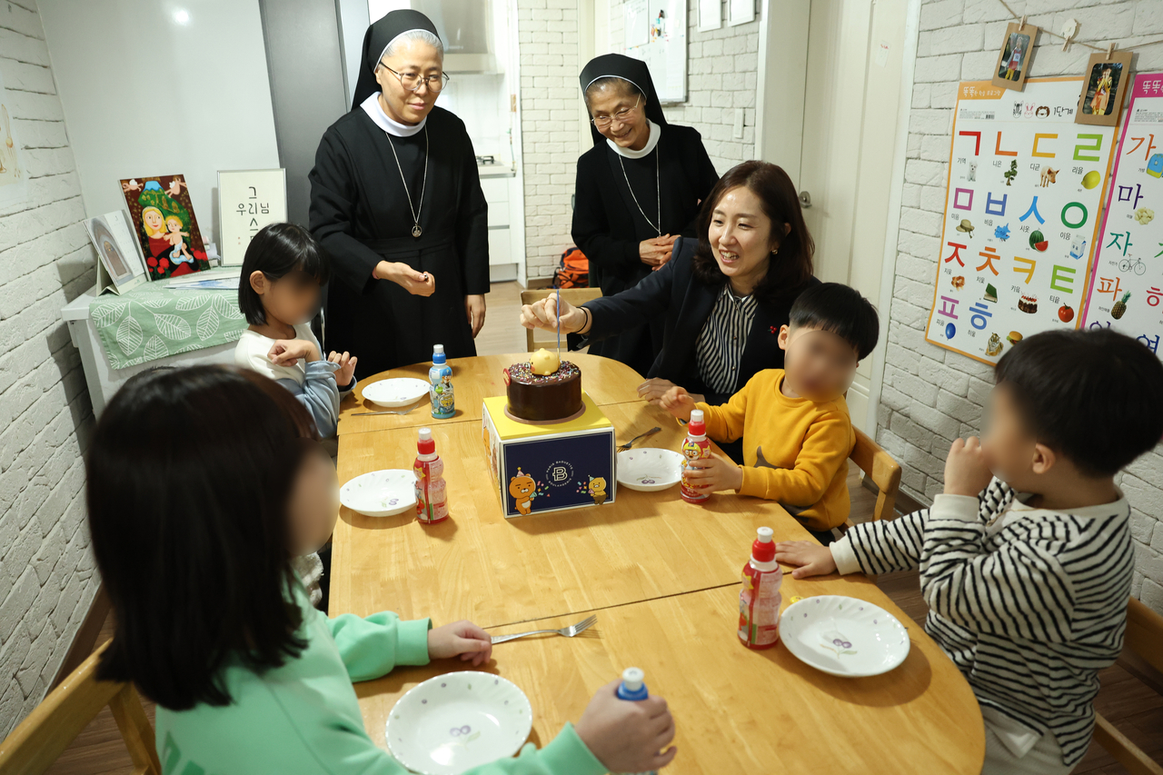 김수경 통일부 차관이 설 명절을 맞아 서울 은평구 북한이탈주민 자녀 돌봄시설 ‘성모 소화의 집’을 방문해 아이들과 시간을 보내며 시설 관계자들을 격려하고 있다. 2025.1.23 [통일부 제공]
