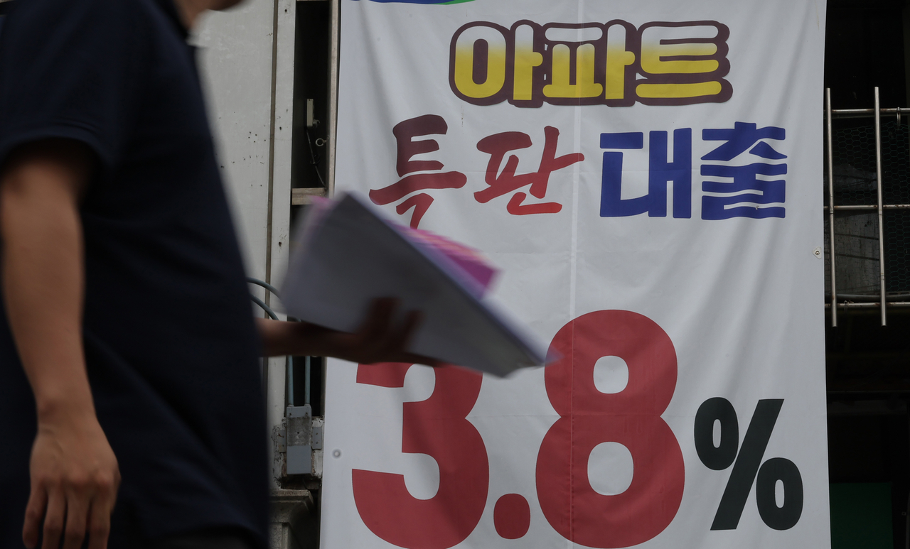5월 가계대출이 주택담보대출을 중심으로 6조원 토토사이트 프리미어토토난 것으로 나타났다. 사진은 서울 한 은행 지점 앞에 게시된 담보대출 광고. [연합]