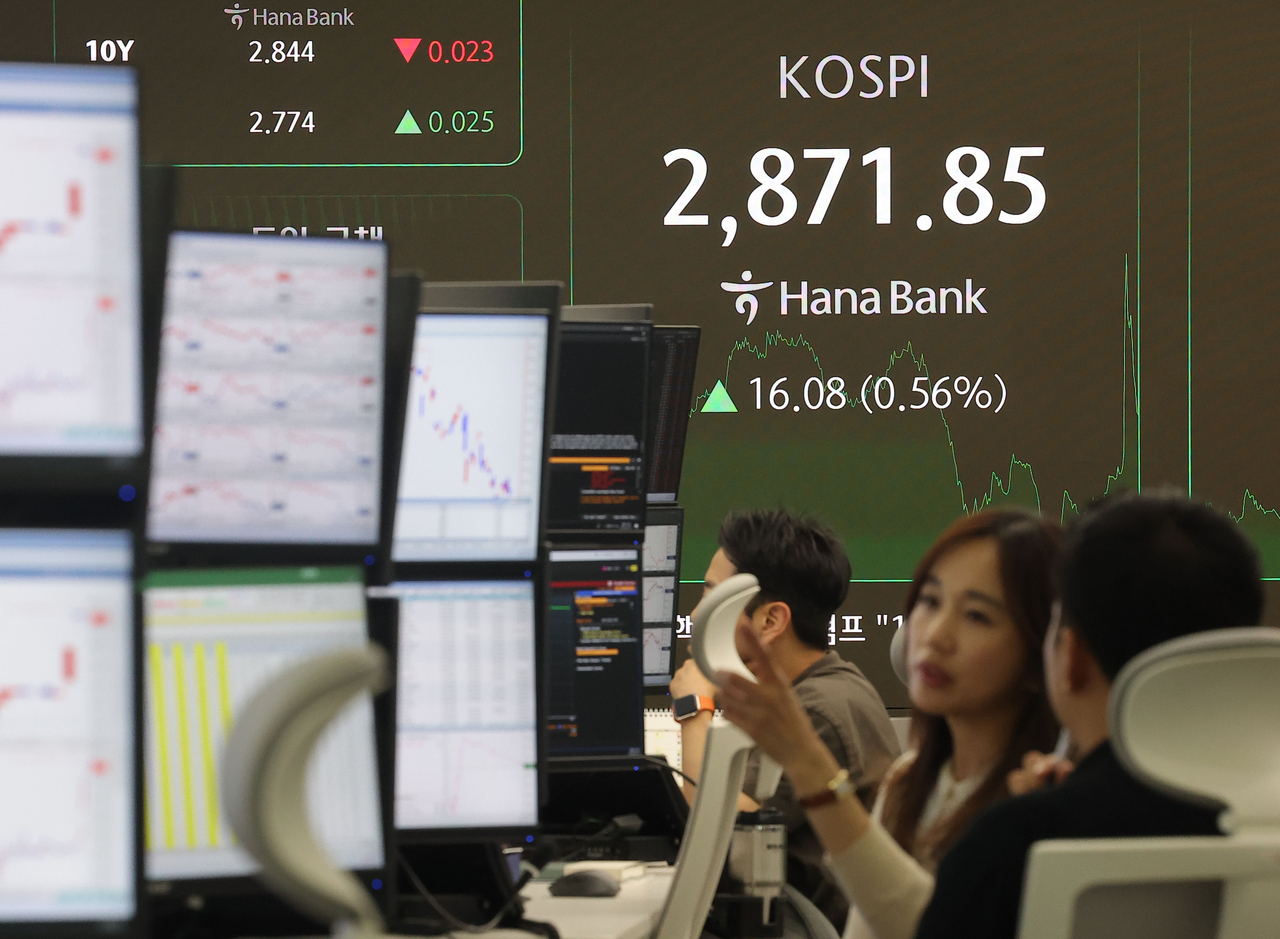 코스피가 전장보다 16.08p(0.56%) 오른 2,871.85로 마감한 10일 오후 서울 중구 하나은행 딜링룸에서 딜러들이 업무를 보고 있다. [연합]