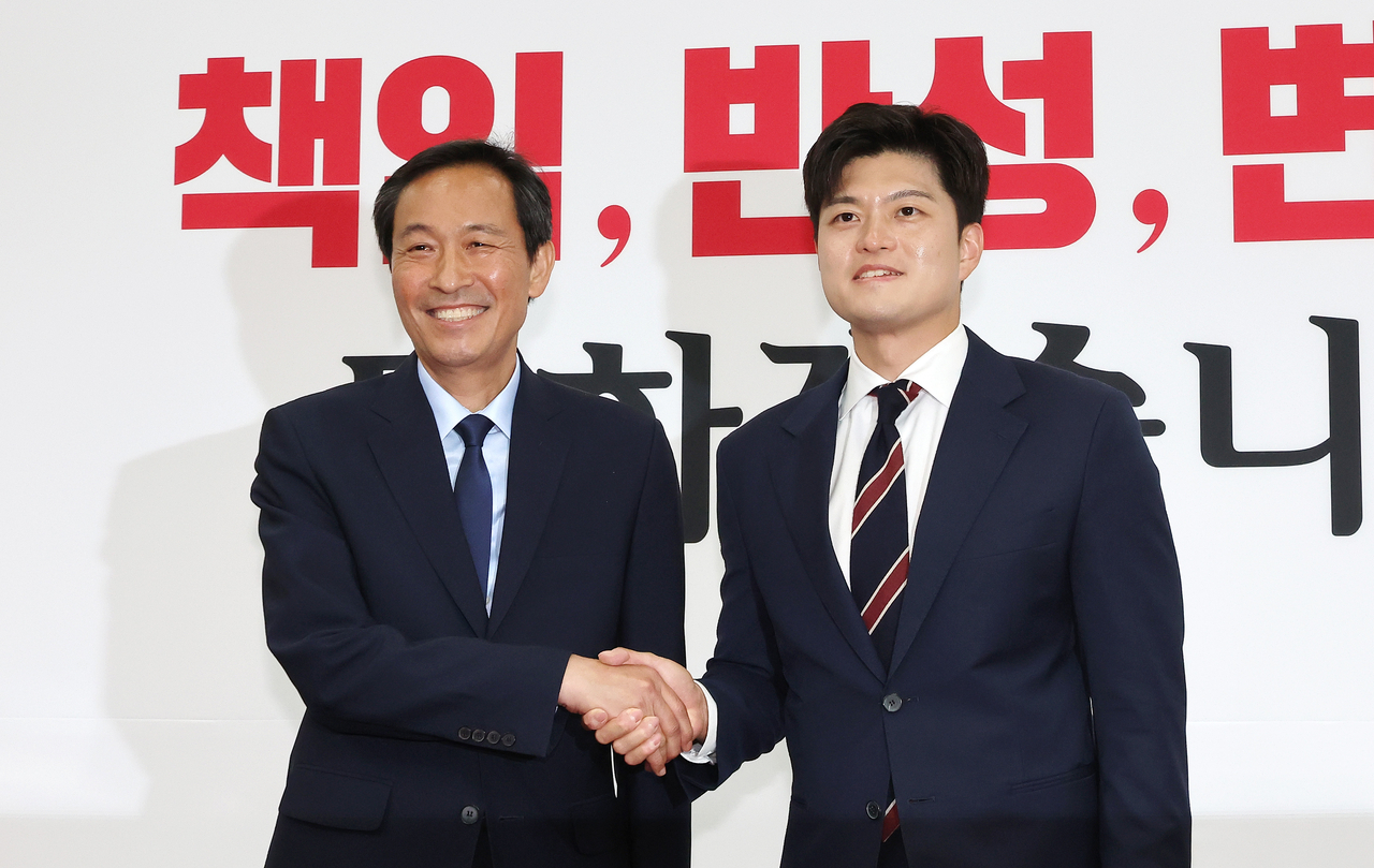 김용태 (오른쪽) 국민의힘 비상대책위원장과 토토사이트 세션실 우상호 정무수석이 10일 국회에서 만나 인사하고 있다. [연합]