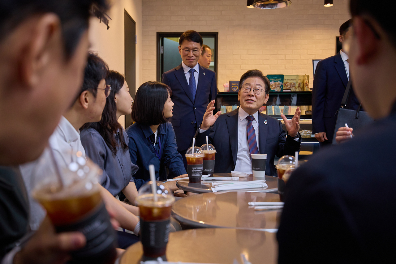 이재명 칼리토토이 10일 서울 용산 칼리토토실 청사 직원 식당에서 점심 식사를 한 뒤 구내 매점에서 출입기자들과 즉석 차담을 하고 있다. [칼리토토실 제공]