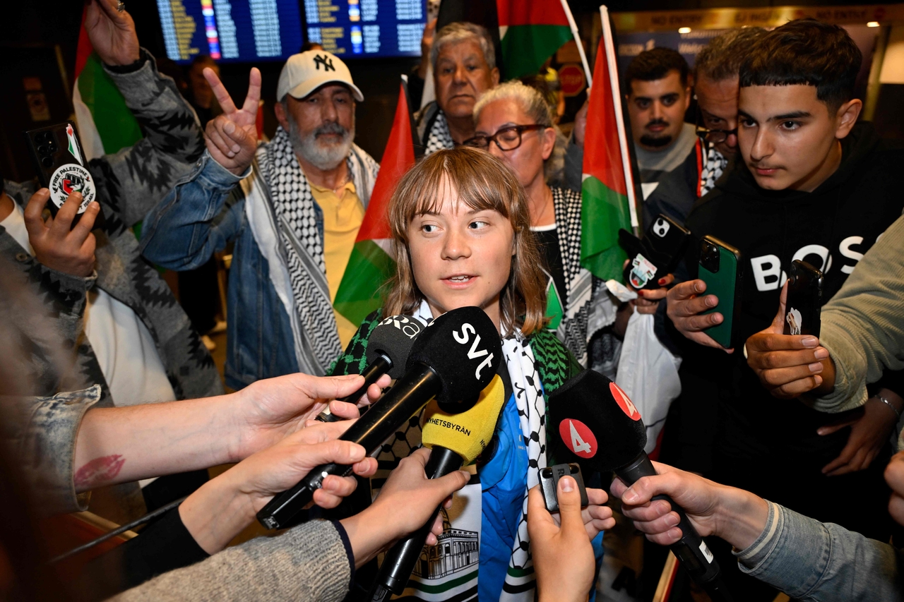Swedish campaigner Greta Thunberg (center) talks to journalists as she arrives at Stockholm-Arlanda airport, outside Stockholm, Tuesday. (AFP-Yonhap)