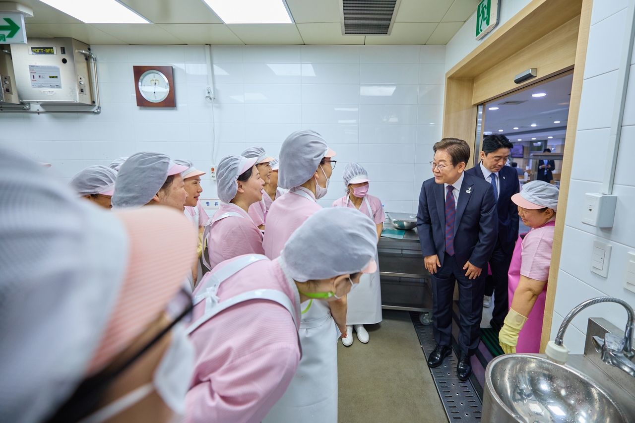 칼리토토실은 이재명 칼리토토이 10일 서울 용산 칼리토토실 청사 식당을 방문해 직원들과 인사하는 모습을 11일 SNS에 공개했다. [칼리토토실 제공]