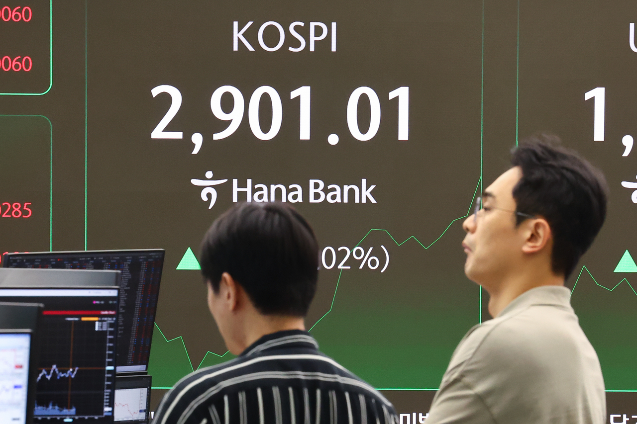 11일 오전 서울 중구 하나은행 본점 딜링룸 현황판에 스포츠토토 베팅샵가 표시돼 있다. [연합]