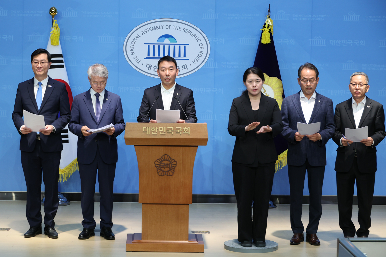 더불어민주당 소속 장경태(왼쪽부터)·민형배·김용민·강준현·김문수 의원이 11일 서울 여의도 국회 소통관에서 검찰청법 폐지법안, 공소청 신설법안 등 사설 토토사이트을 위해 발의한 법안들에 대해 설명하고 있다. [연합]