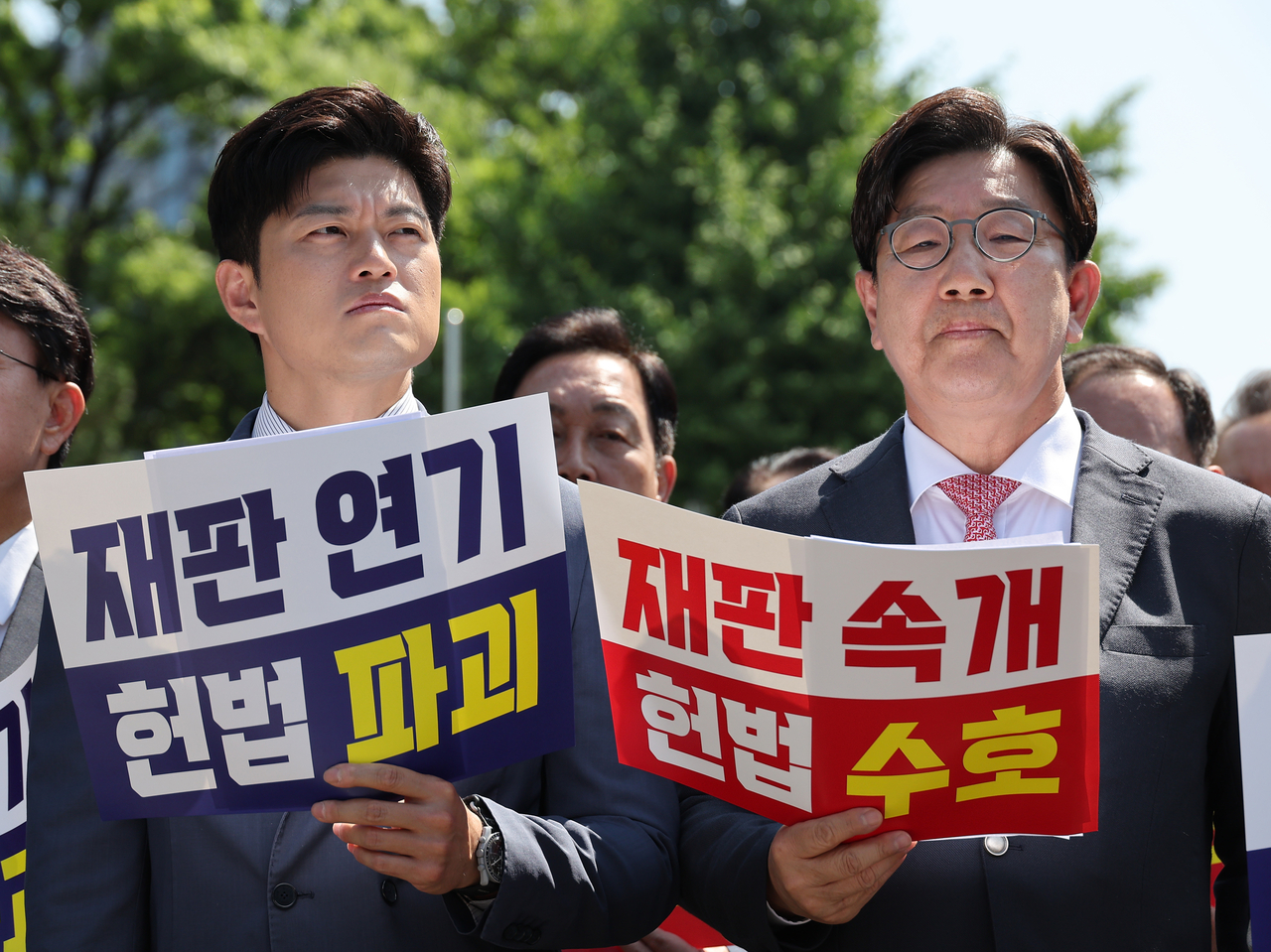 인어공주 토토사이트 국민의힘 비상대책위원장(왼쪽)과 권성동 원내대표가 11일 이재명 대통령 공직선거법 위반 사건 파기환송심을 사실상 무기한 연기한 서울고등법원 앞에서 열린 현장 의원총회에 참석해 있다. [연합]