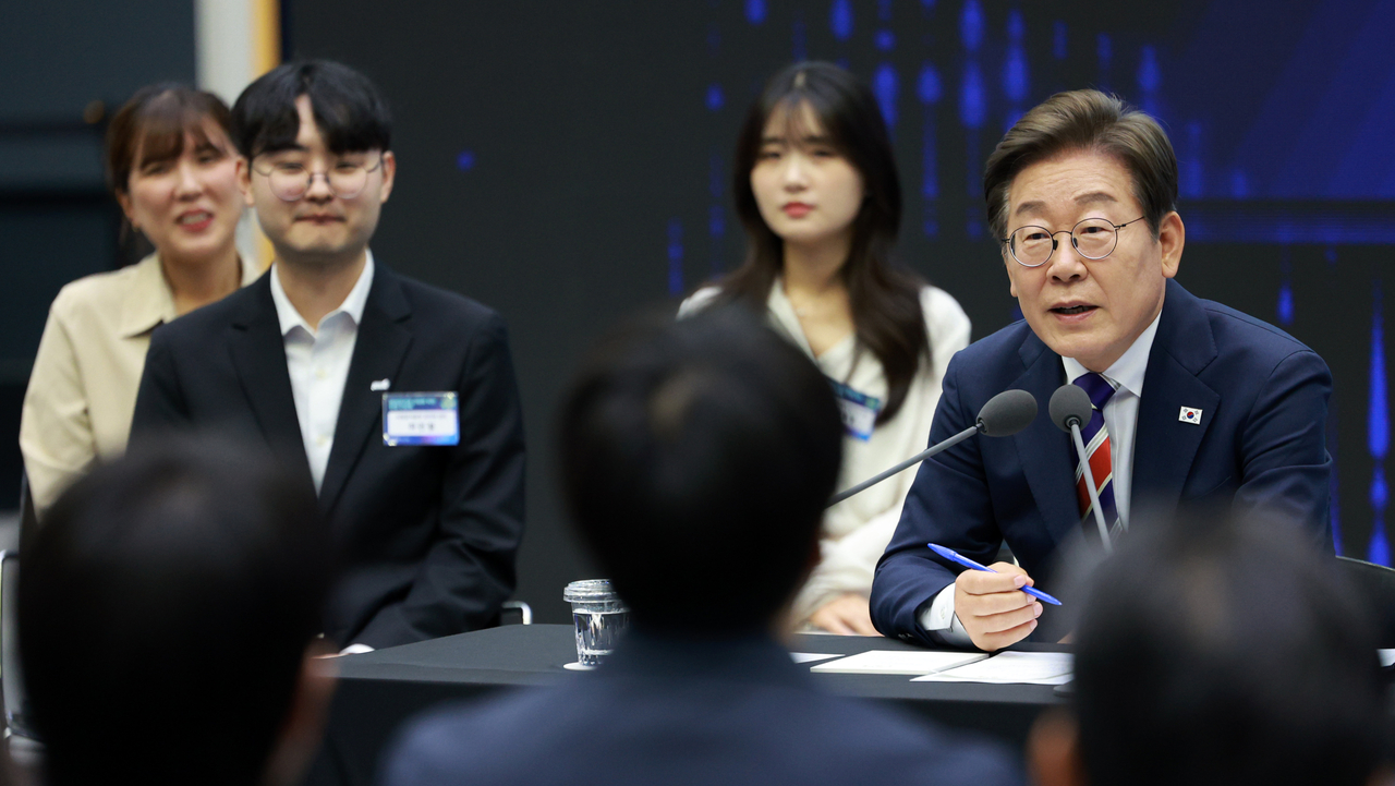 이재명 토토사이트 무료포인트 환전이 11일 서울 영등포구 한국거래소에서 열린 주식시장 불공정거래 근절을 위한 현장 간담회에서 참석자 질문에 답하고 있다. [토토사이트 무료포인트 환전실통신사진기자단]